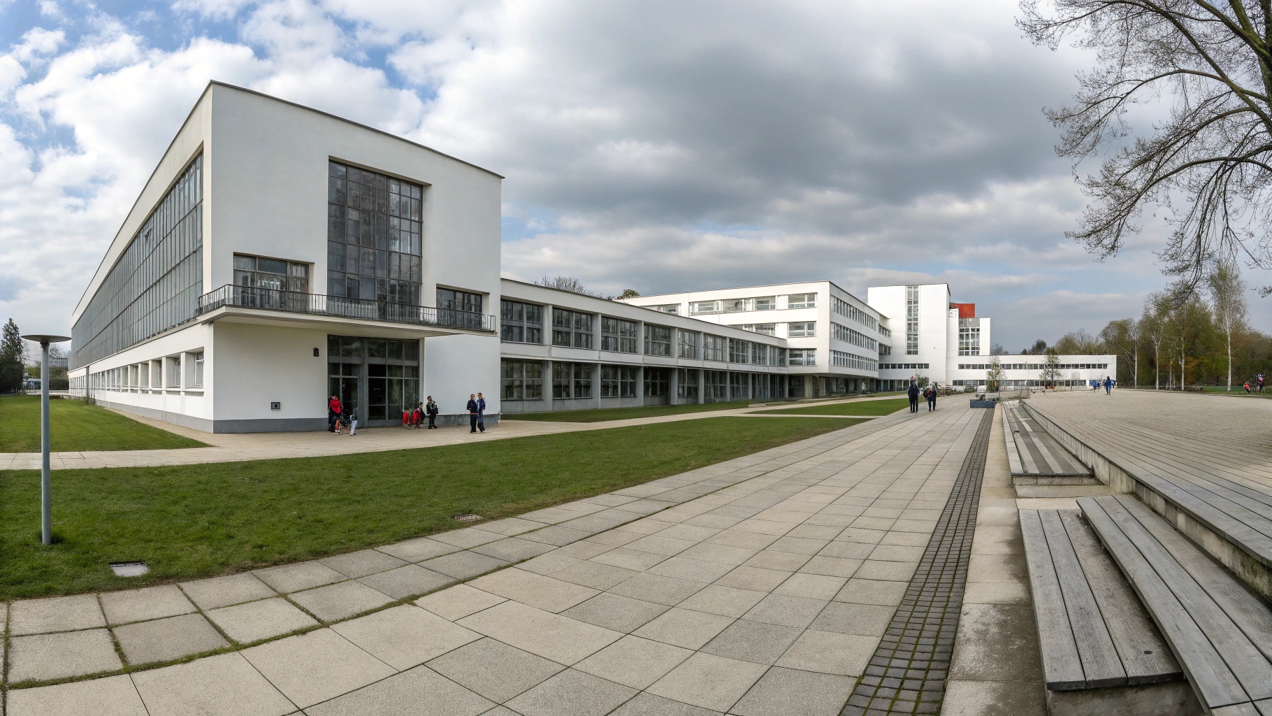 Une façade Bauhaus avec des balcons en porte-à-faux et des lignes géométriques strictes.Architecture Bauhaus